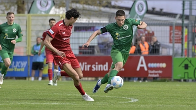 Stürmt nicht mehr für Ansbach: Michael Sperr (rechts), hier mit Mohamed Bekaj (Türkgücü München). (Foto: Martin Rügner)