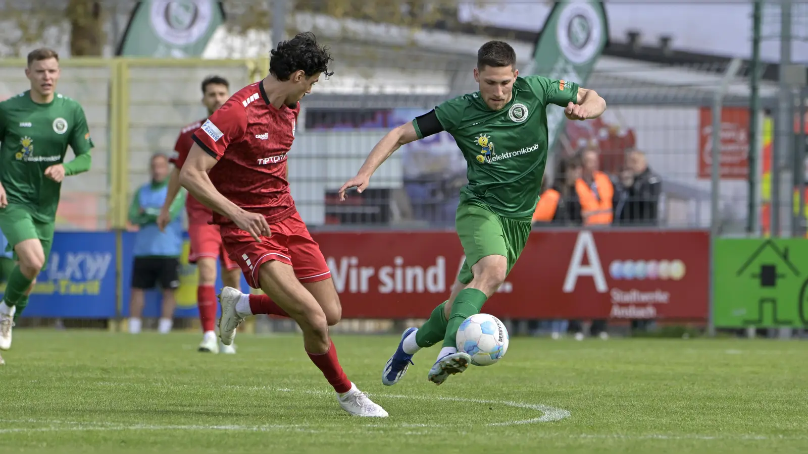 Stürmt nicht mehr für Ansbach: Michael Sperr (rechts), hier mit Mohamed Bekaj (Türkgücü München). (Foto: Martin Rügner)