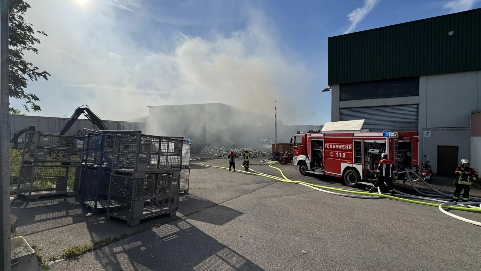 In Feuchtwangen brennt es derzeit bei einer Abfallentsorgungsfirma. (Foto: René Chlopotowski)