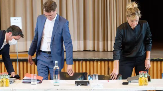 Wollen miteinander regieren: Hendrik Wüst, Ministerpräsident des Landes Nordrhein-Westfalen (CDU) und Mona Neubaur, Vorsitzende der Grünen in Nordrhein Westfalen. (Foto: Henning Kaiser/dpa)