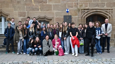 Austauschschülerinnen und -schüler mit Thomas Deffner (Oberbürgermeister Stadt Ansbach) und deutschen sowie kroatischen Lehrkräften.  (Foto: Stadt Ansbach/Laura Danner)