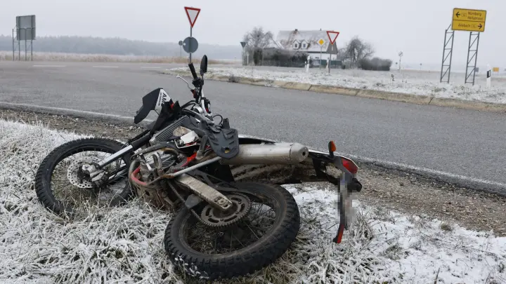 Das Motorrad des 17-Jährigen erlitt bei dem Unfall bei Großhaslach einen Totalschaden. (Foto: NEWS5 / Oßwald)