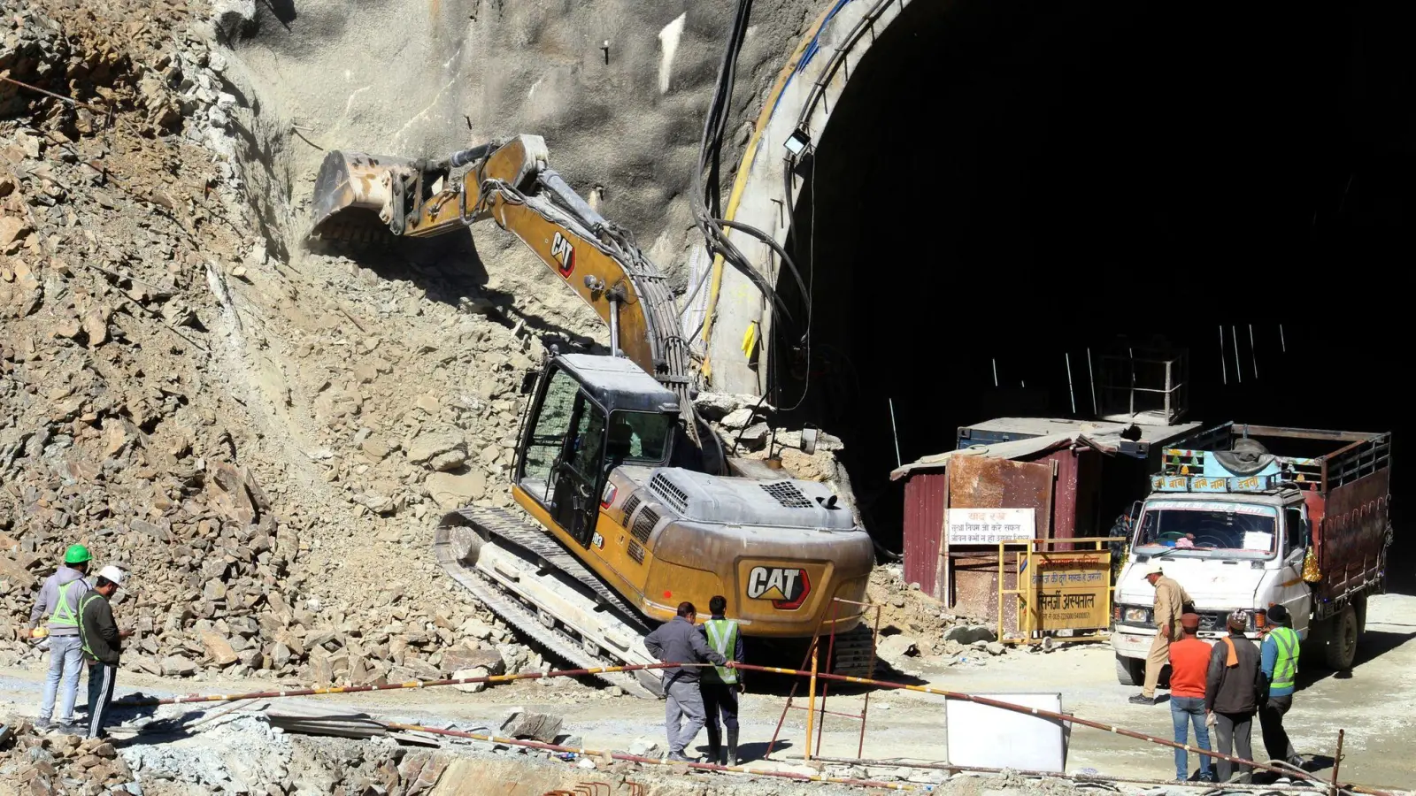 Ein Bagger arbeitet am Eingang des eingestürzten Straßentunnels. (Foto: ---/AP/dpa)