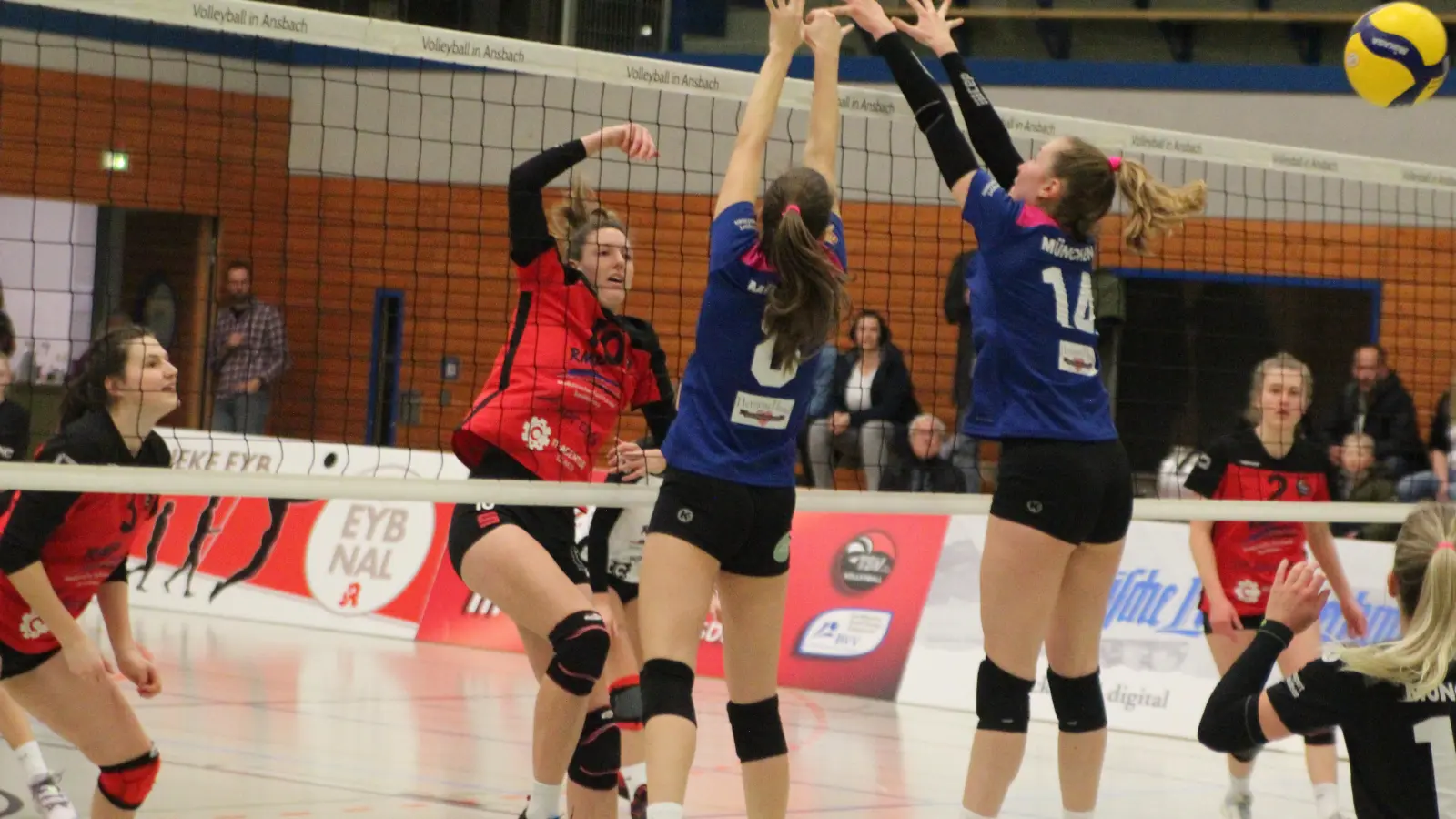 Die Ansbacherin Alessa Seuwen (Zweite von links) überwindet den Block der Münchnerinnen. (Foto: Norbert Dietrich)