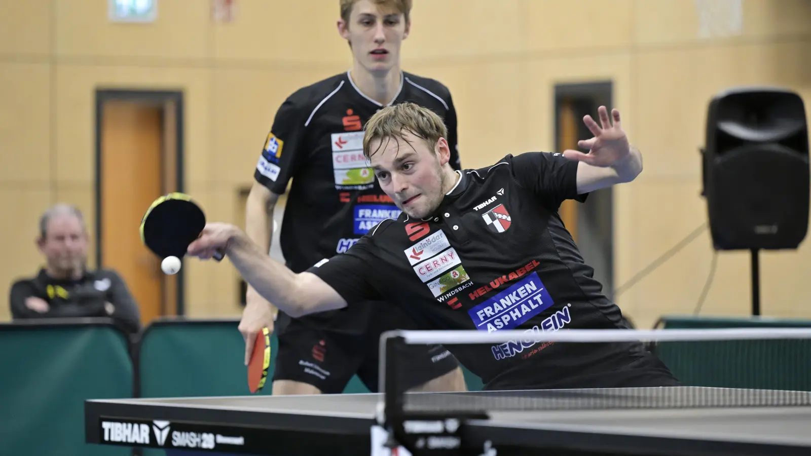 Das beste Windsbacher Doppel punktete auch im Saisonfinale: Daniel Rinderer (vorne) und Tom Schweiger erspielten eine 9:2-Bilanz. (Foto: Martin Rügner)