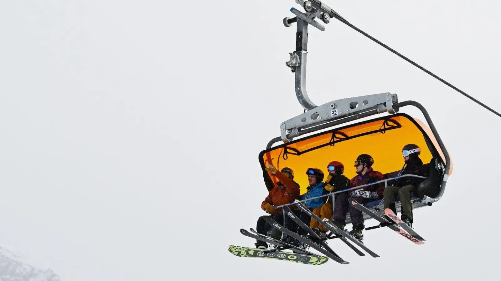Mehr Geld für den Lift: Die Skipasspreise ziehen auch in diesem Winter vielerorts an. (Foto: Angelika Warmuth/dpa/dpa-tmn)