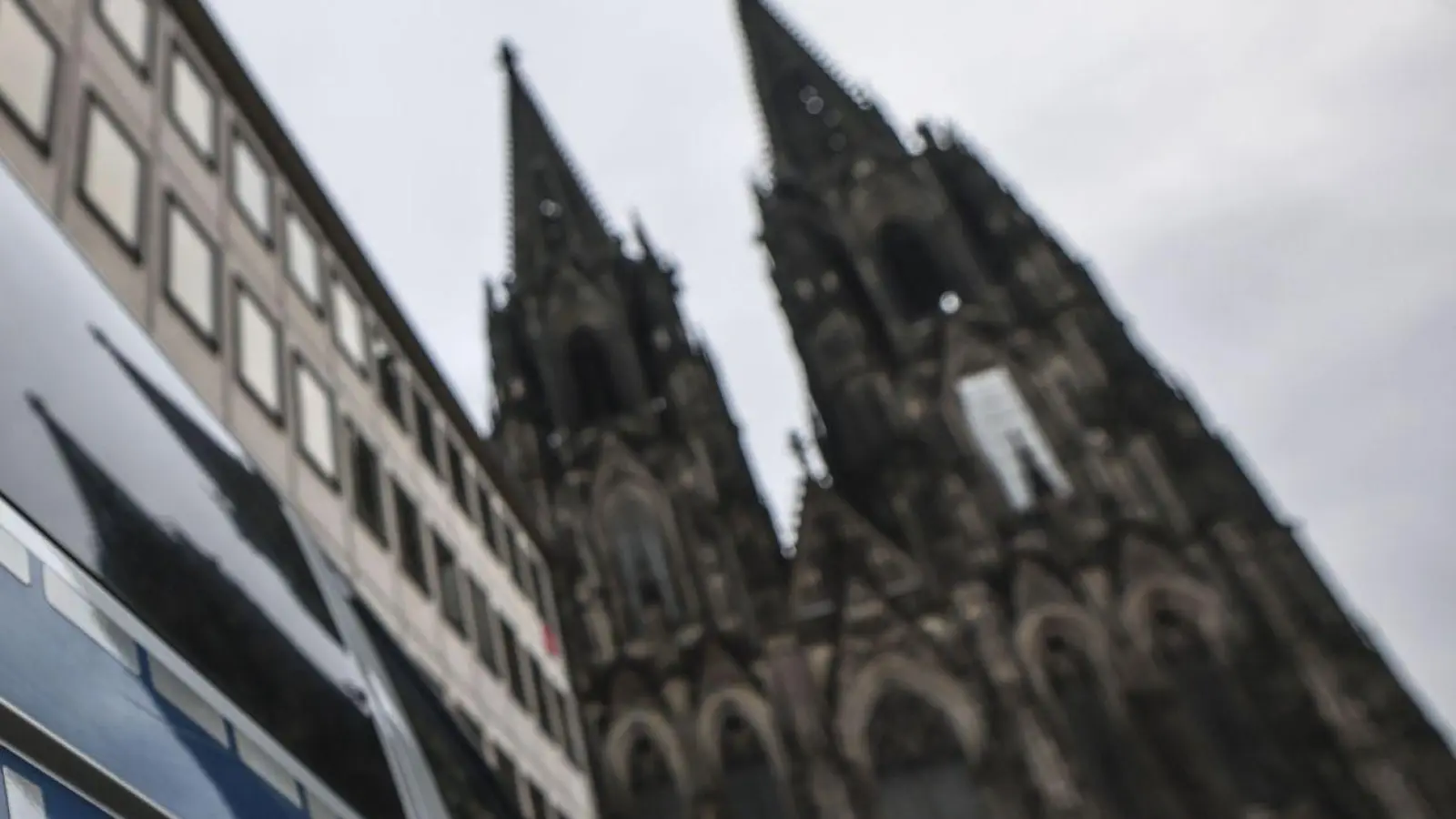 Ein Polizeifahrzeug steht vor dem Kölner Dom. Für den Jahreswechsel sei die Polizei gut aufgestellt, „für alles, was da kommen mag“, sagt Einsatzleiter Martin Lotz. (Foto: Oliver Berg/dpa)
