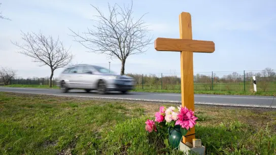 Ein Kreuz zum Gedenken an ein Opfer eines Verkehrsunfalls steht an einer Landstraße im Landkreis Hildesheim. (Foto: Julian Stratenschulte/dpa)