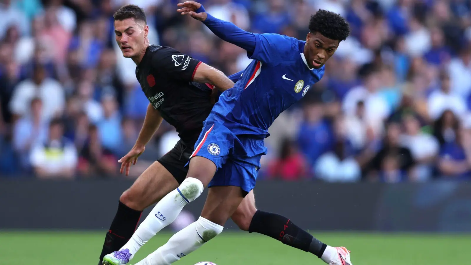 Auch Leverkusens Stürmer Patrik Schick (l) konnte die Testspiel-Niederlage gegen den FC Chelsea nicht abwenden. (Foto: Paul Terry/CSM via ZUMA Press Wire/dpa)