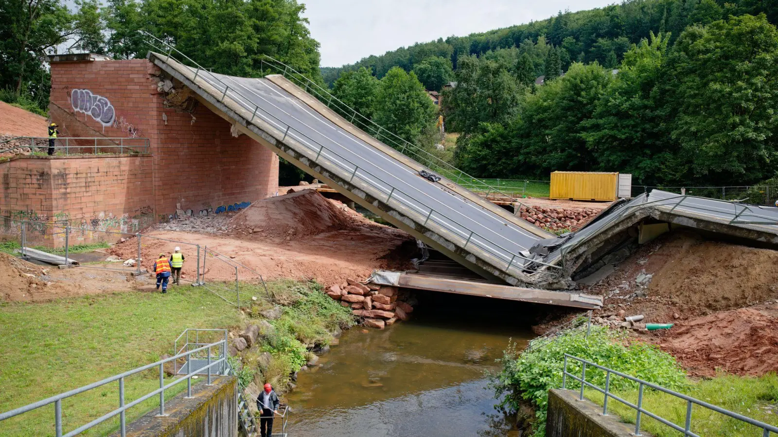 Die Brücke stürzt durch Sprengung ein (Foto: Uwe Anspach/dpa)