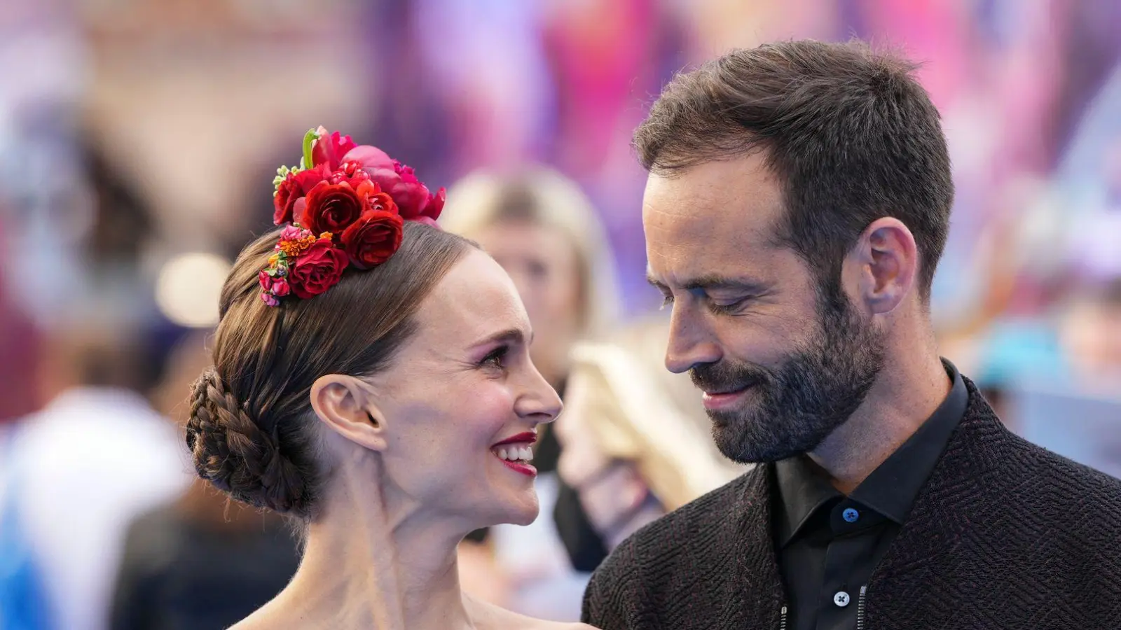 Hier besuchten sie noch zusammen eine Filmpremiere: Schauspielerin Natalie Portman und Tänzer Benjamin Millepied sind nun offiziell geschieden. (Archivbild) (Foto: Scott Garfitt/AP/dpa)