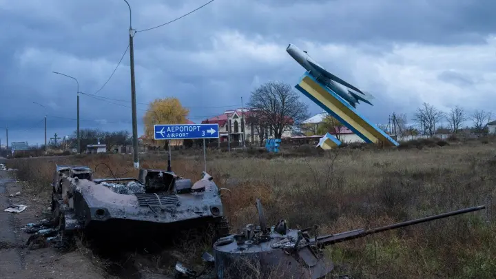 Ein zerstörtes gepanzertes Fahrzeug steht am Rand eines Feldes in Cherson im Süden der Ukraine. (Foto: Bernat Armangue/AP/dpa)