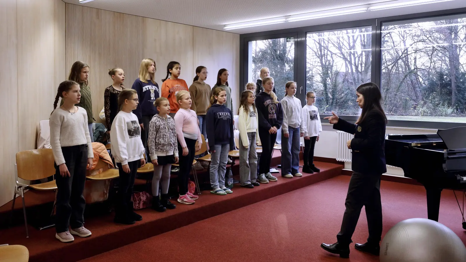 Bei der Proben im Windsbacher Chorzentrum: Claudia Jennings und der Windsbacher Mädchenchor. (Foto: Thomas Wirth)