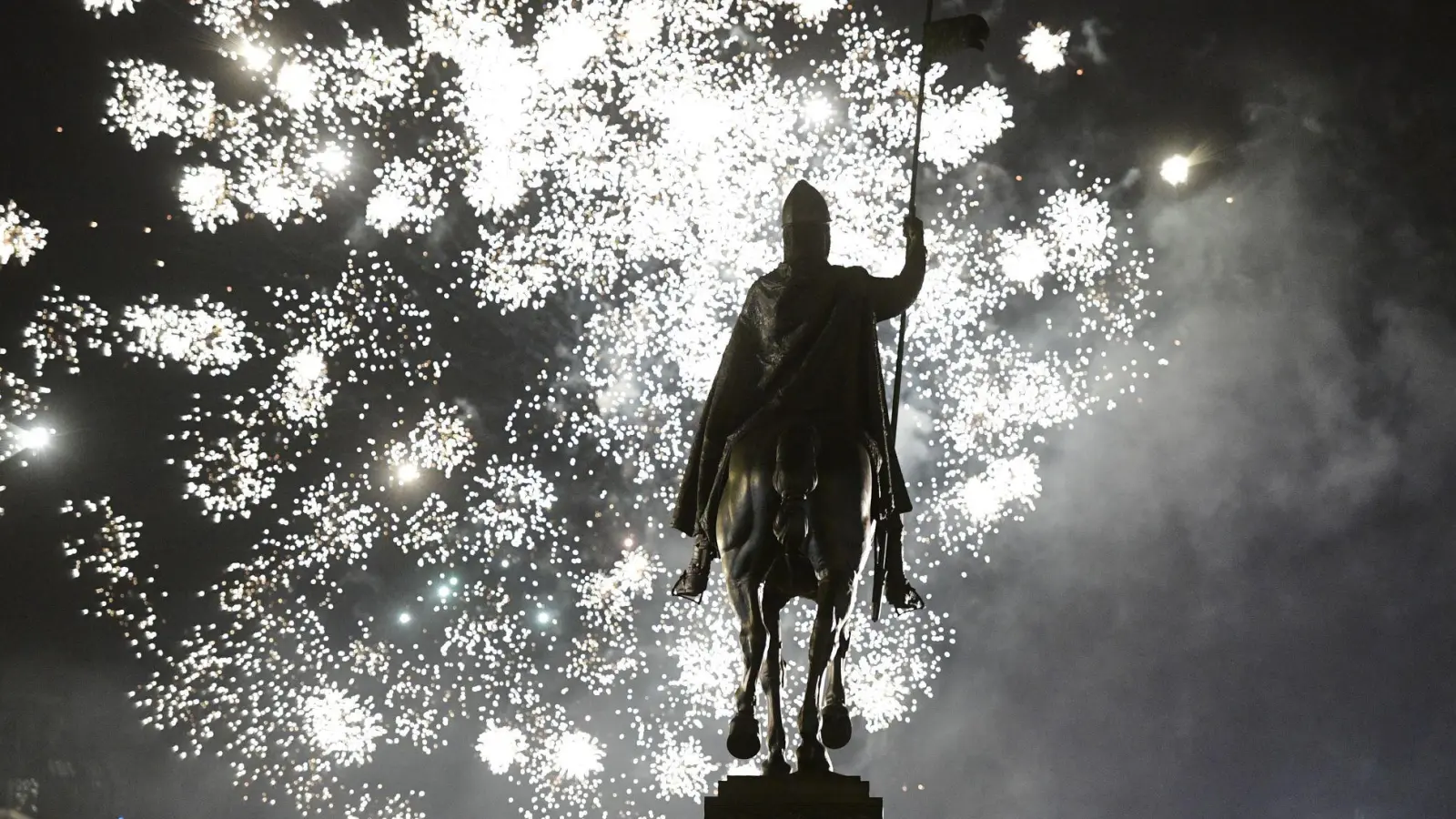 Das in Kraft getretene Gesetz verbietet unter anderem den Verkauf von Feuerwerkskörpern auf Märkten und an mobilen Verkaufsständen. (Archivbild) (Foto: Roman Vondrou/CTK/dpa)