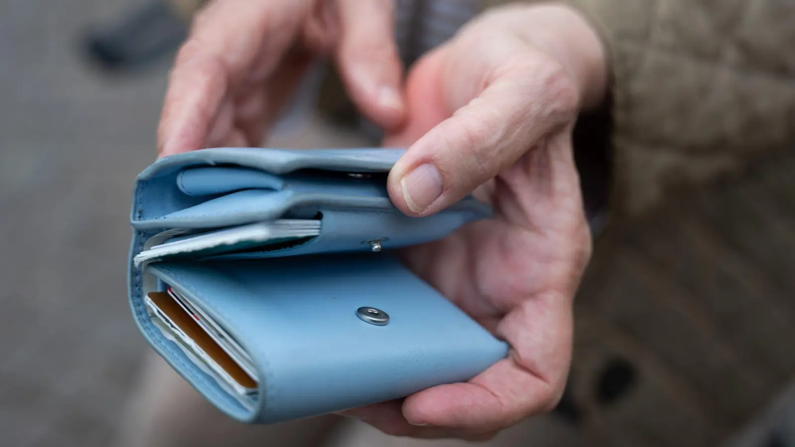 Für die einzelnen Rentnerinnen und Rentner kann es um Hunderte Euro mehr oder weniger gehen. (Symbolbild) (Foto: Alicia Windzio/dpa)