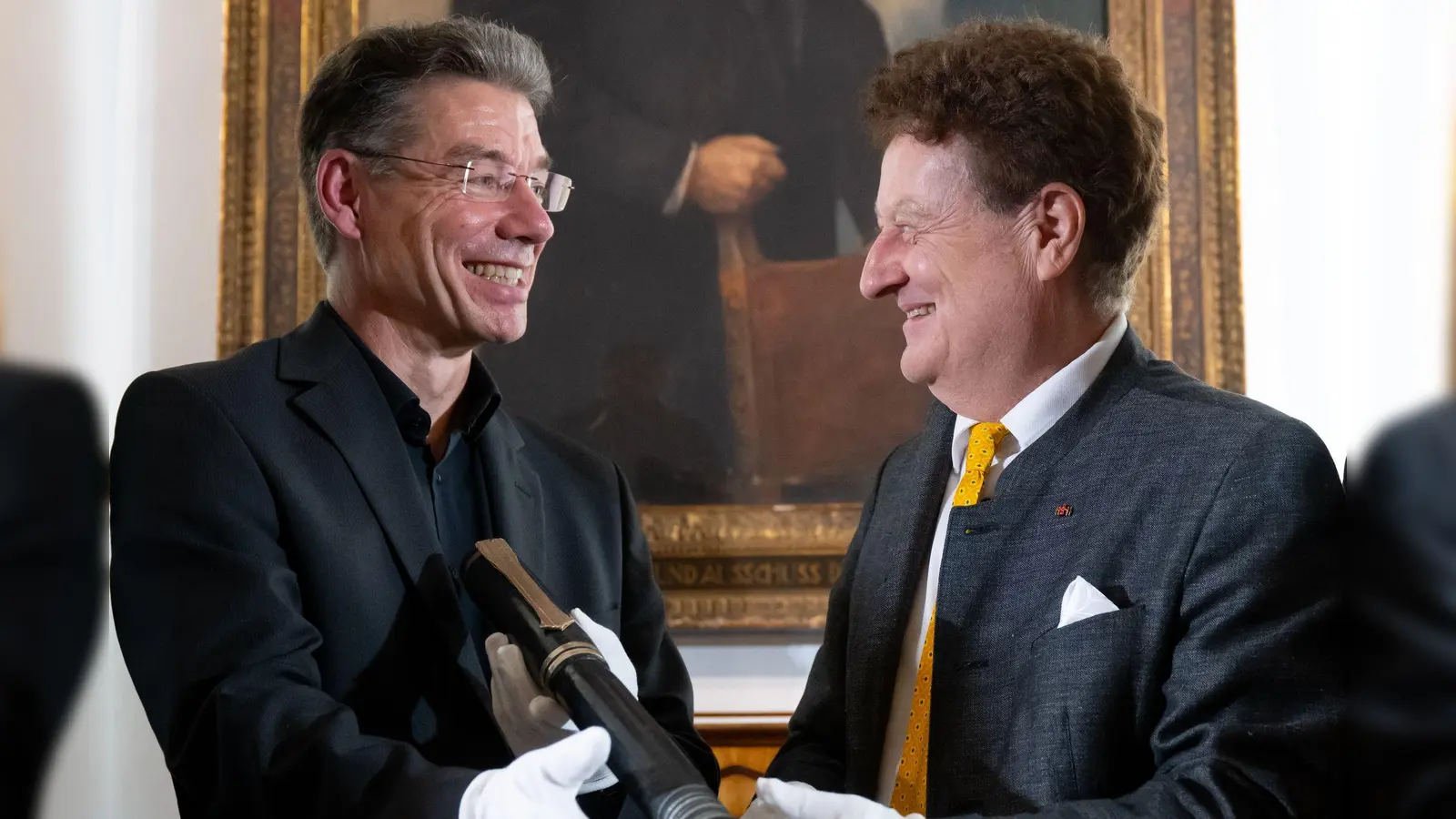 Der neue und der alte Generaldirektor gemeinsam beim Stabswechsel.  (Foto: Sven Hoppe/dpa)