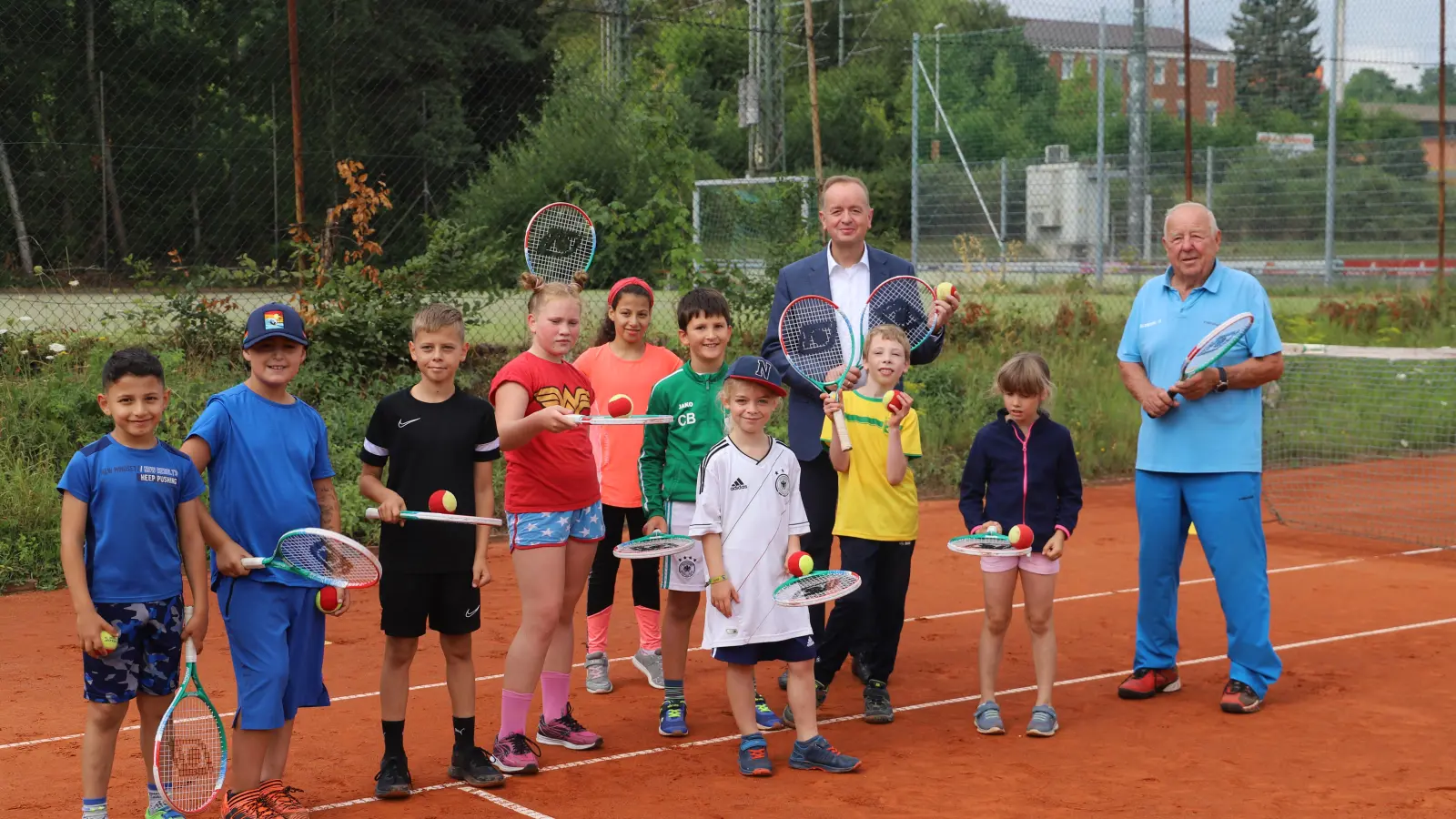 Ferienkinder lernten auch im Sommer 2022, wie dieses Bild zeigt, Tennis bei Manfred Scheiderer (rechts). Sein jahrzehntelanges Engagement würdigte deshalb Oberbürgermeister Thomas Deffner. (Archivfoto: Oliver Herbst)