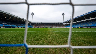 Ein Fußballtor ist in Erlangen umgestürzt und hat ein Kind tödlich verletzt. (Symbolbild) (Foto: David Inderlied/dpa)