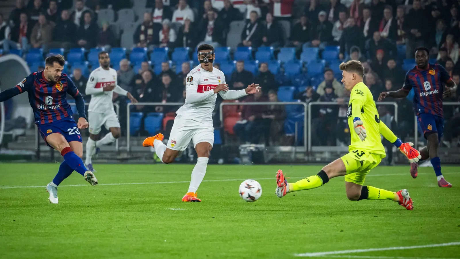 Die frühe Führung für Basel: Albian Ajeti (l.) trifft durch die Beine von Alexander Nübel. (Foto: Andreas Becker/KEYSTONE/dpa)