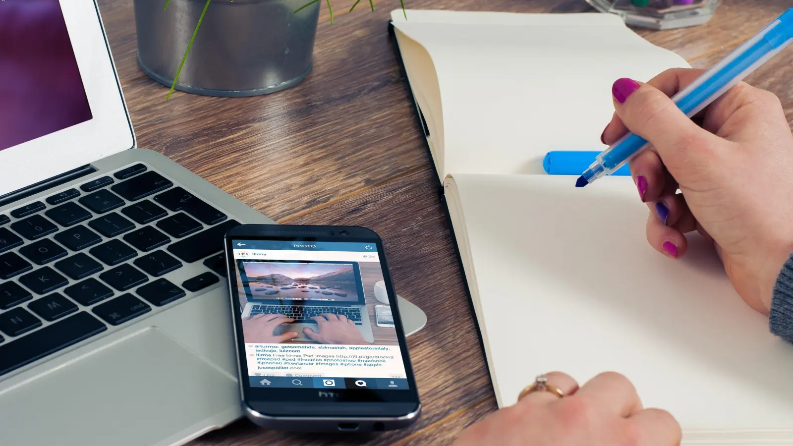 In der Regel zählen Anschreiben, Lebenslauf sowie Zeugnisse zu den Grundbausteinen einer Bewerbung – egal ob Sie sich online oder per Post bewerben. Ein Bewerbungsfoto ist dagegen kein Muss mehr.  (Foto: Pixabay)