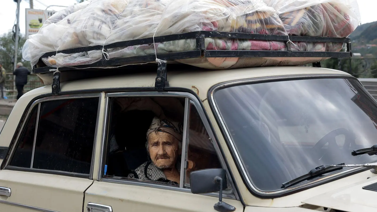 Auf der Flucht: Eine armenische Frau aus Berg-Karabach kommt im armenischen Goris an. (Foto: Vasily Krestyaninov/AP/dpa)