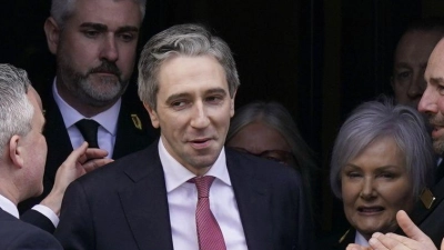 Simon Harris verlässt nach seiner Wahl zum neuen Premierminister von Irland das Parlament. (Foto: Niall Carson/PA Wire/dpa)