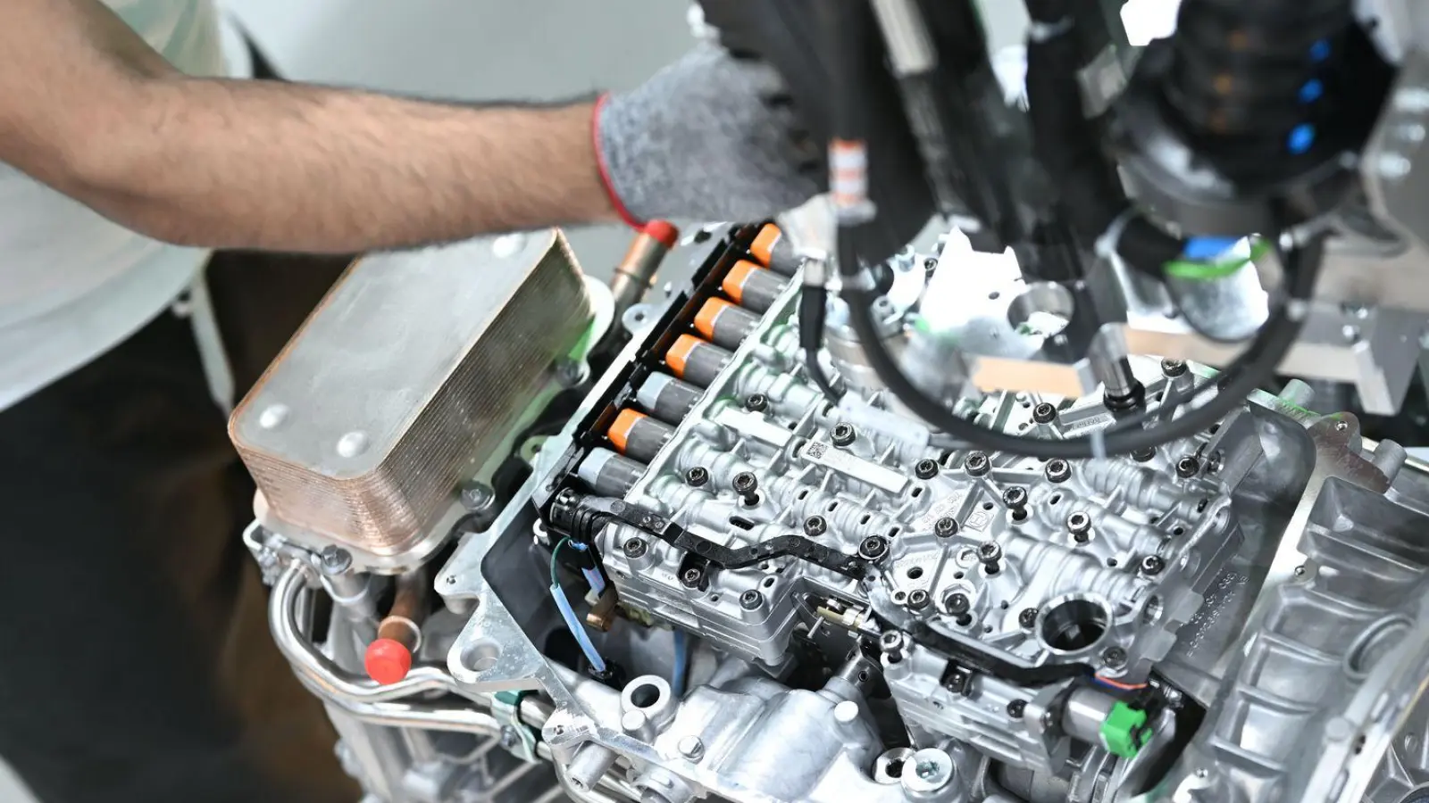 Die Zulieferer der Autoindustrie stehen unter Druck. (Archivbild) (Foto: Felix Kästle/dpa)