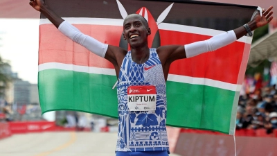 Der Kenianer Kelvin Kiptum jubelt über seinen Sieg und den neuen Weltrekord. (Foto: Eileen T. Meslar/Chicago Tribune/AP/dpa)