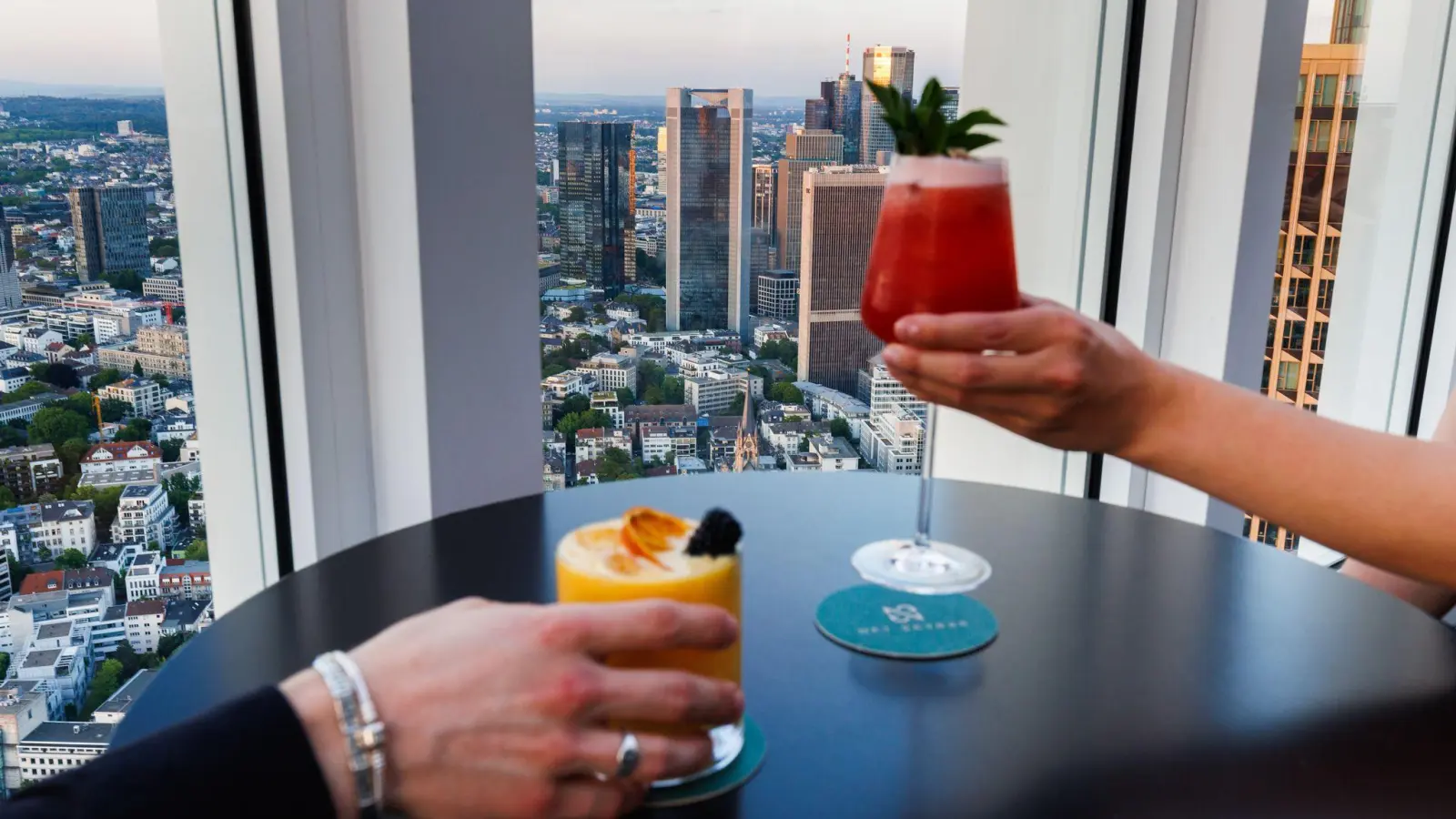 Drinks mit View: Cocktails werden in der „NFT-Skybar“ vor der Kulisse der Frankfurter Skyline serviert.  (Foto: Lando Hass/dpa)