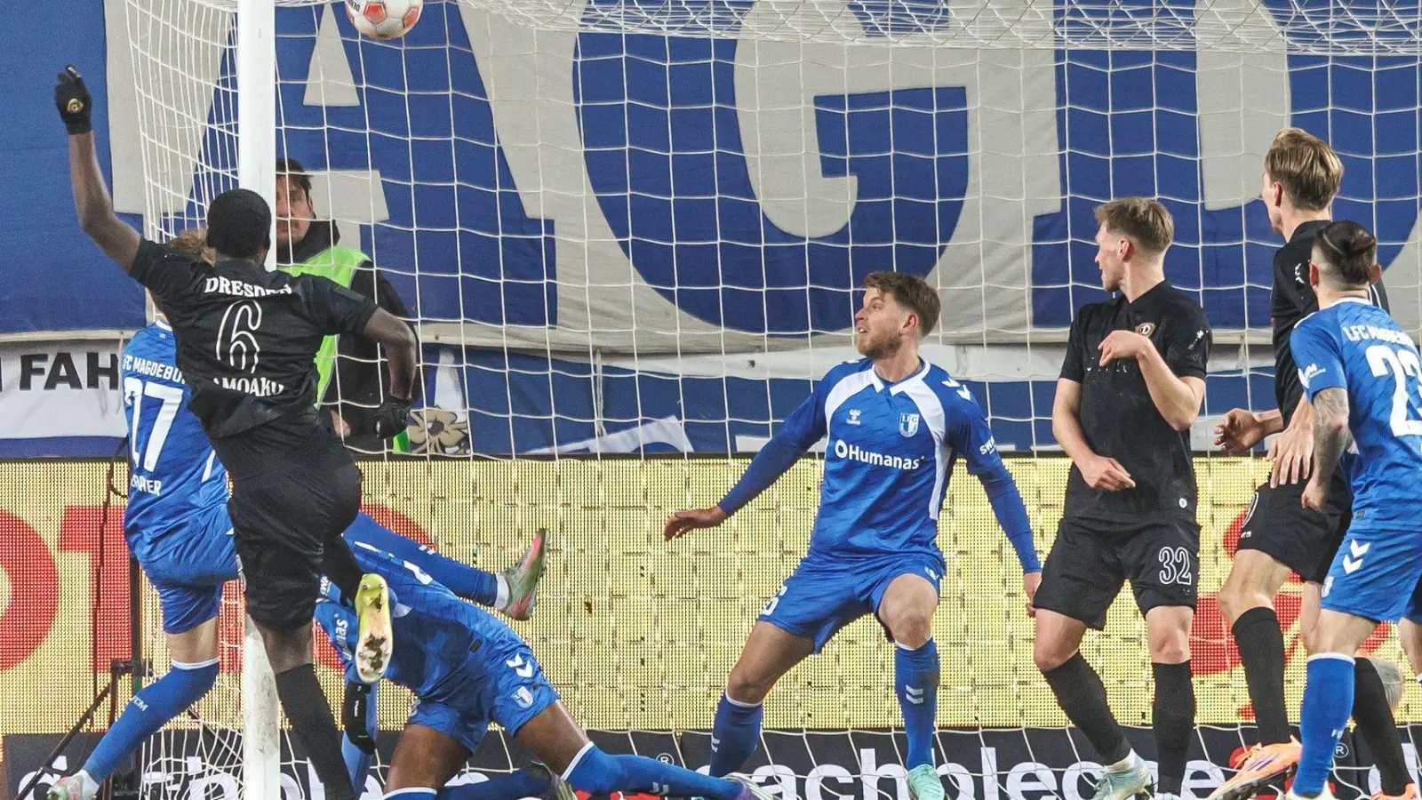  Kofi Amoako (2.v.l, Dynamo Dresden) trifft zum 1:1. (Foto: Andreas Gora/dpa)