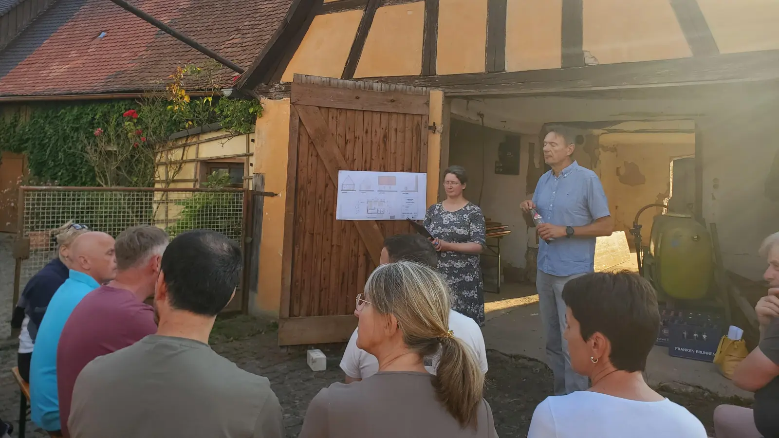 Das Foto entstand bei der letzten Informationsversammlung mit Joachim Reindler vom Amt für ländliche Entwicklung vor dem geöffneten Tor des Hirtenhäuschens. (Foto: Ulli Ganter)