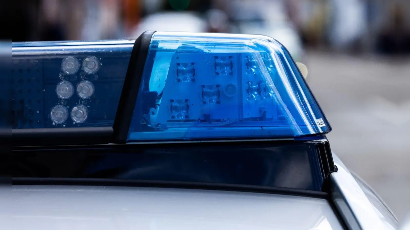 Die Polizei hat in Steinach jugendliche Flaschenwerfer erwischt.  (Symbolbild: Philipp von Ditfurth/dpa)