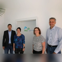 Die beiden neuen Ärzte in Merkendorf, Alexander und Yvonne Miederer, zusammen mit Ornbaus Bürgermeisterin Diana Fichtner und Merkendorfs Bürgermeister Stefan Bach (von links).  (Foto: Alexander Biernoth)
