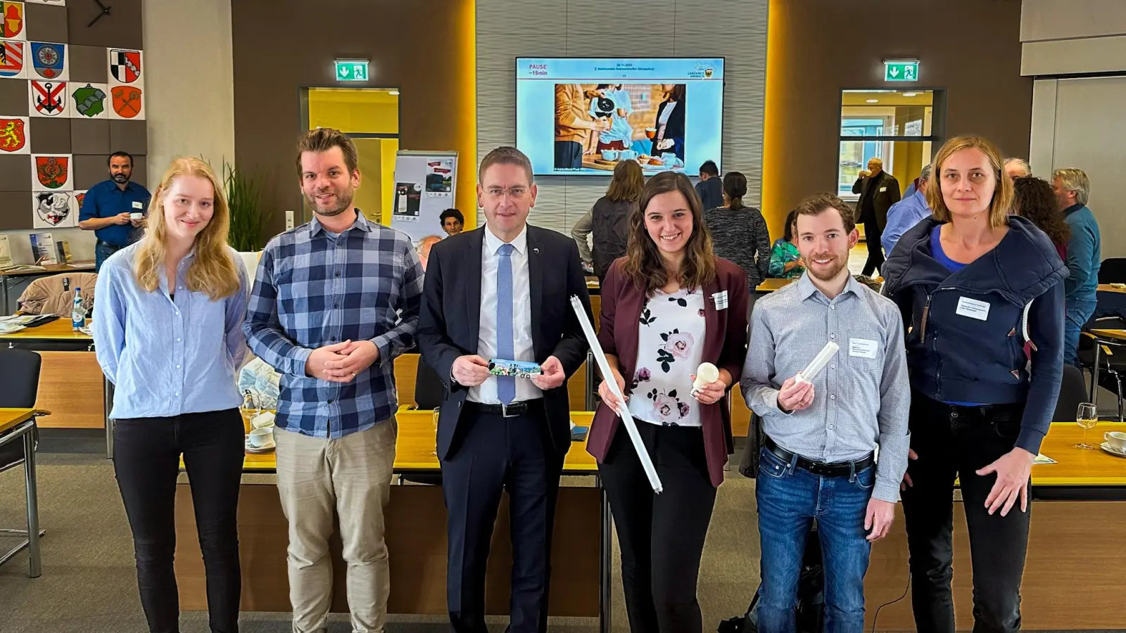 Maria Neundörfer (von links) und Ulrich Hausner vom Landratsamt Ansbach, Landrat Dr. Jürgen Ludwig, Klimaschutzmanagerin Lena Navarro Ortiz und Daniel Reimer von der Stadt Feuchtwangen sowie Energieberaterin Lisa Kleeberger beim jüngsten Netzwerktreffen. (Foto: Landratsamt Ansbach/Fabian Hähnlein)