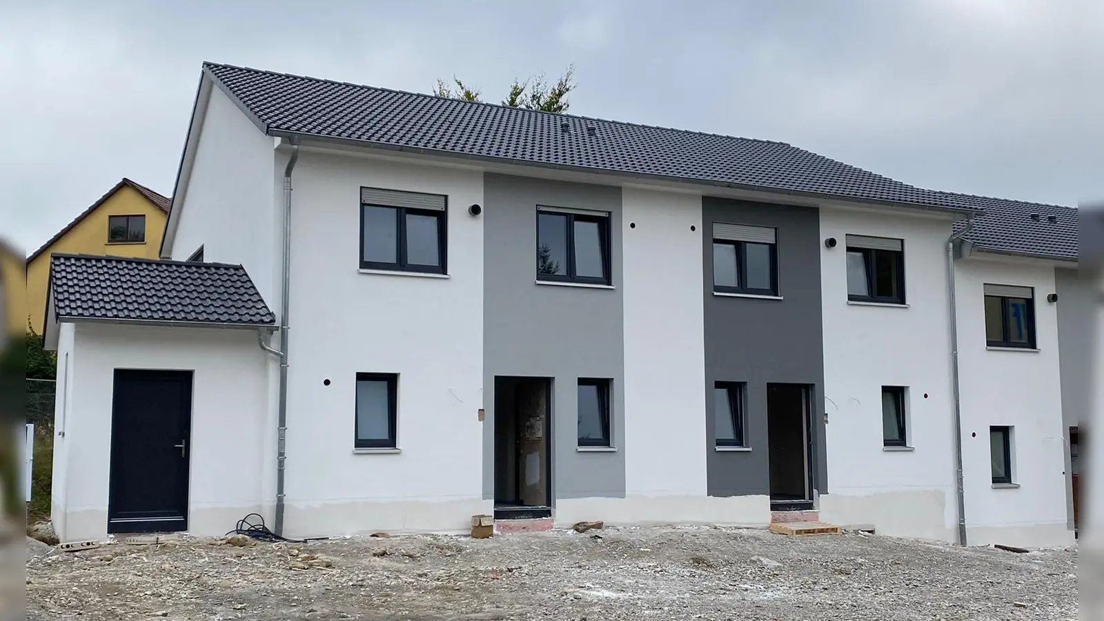 Am Rand von Oberwörnitz entstehen derzeit 8 Reihenhäuser nach dem KfW40 Standard. Der Bauträger AS Grundstückshandel kann damit eine herausragende Energieeffizienz garantieren, wodurch die Nebenkosten für künftige Eigentümer erheblich gesenkt werden. (Foto: AS Grundstückshandel)