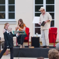Die Puppenspielerin Sabine Effmert, die Musikerin Johanna Dörr und der Schauspieler Robert Arnold im Garten des Retti-Palais: Die Reihe „Anhören – Sommerlesungen” ging am Samstagabend zu Ende.  (Foto: Martin Stumpf)