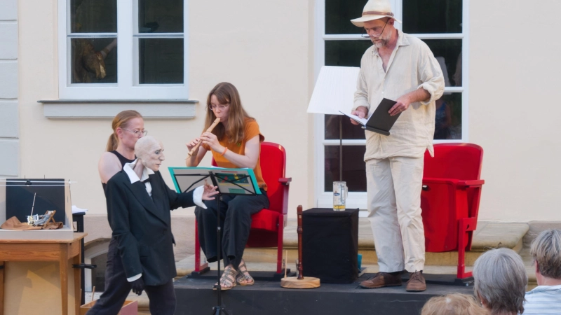 Die Puppenspielerin Sabine Effmert, die Musikerin Johanna Dörr und der Schauspieler Robert Arnold im Garten des Retti-Palais: Die Reihe „Anhören – Sommerlesungen” ging am Samstagabend zu Ende.  (Foto: Martin Stumpf)