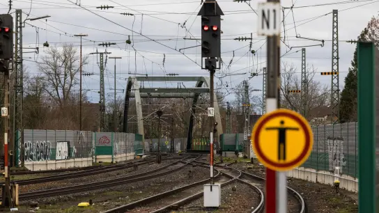 Die Sprengung einer Weltkriegsbombe hat für Chaos im Schienenverkehr gesorgt. (Foto: Philipp von Ditfurth/dpa)