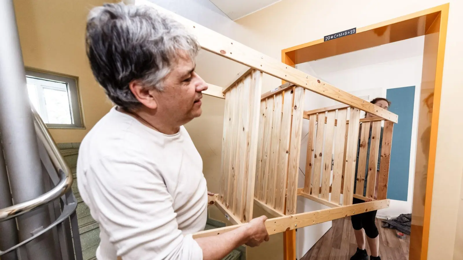Muss nicht unbedingt drinbleiben: Wem das Interieur einer möbliert angemieteten Wohnung nicht gefällt, darf es auch vorübergehend ändern. (Foto: Markus Scholz/dpa-tmn)