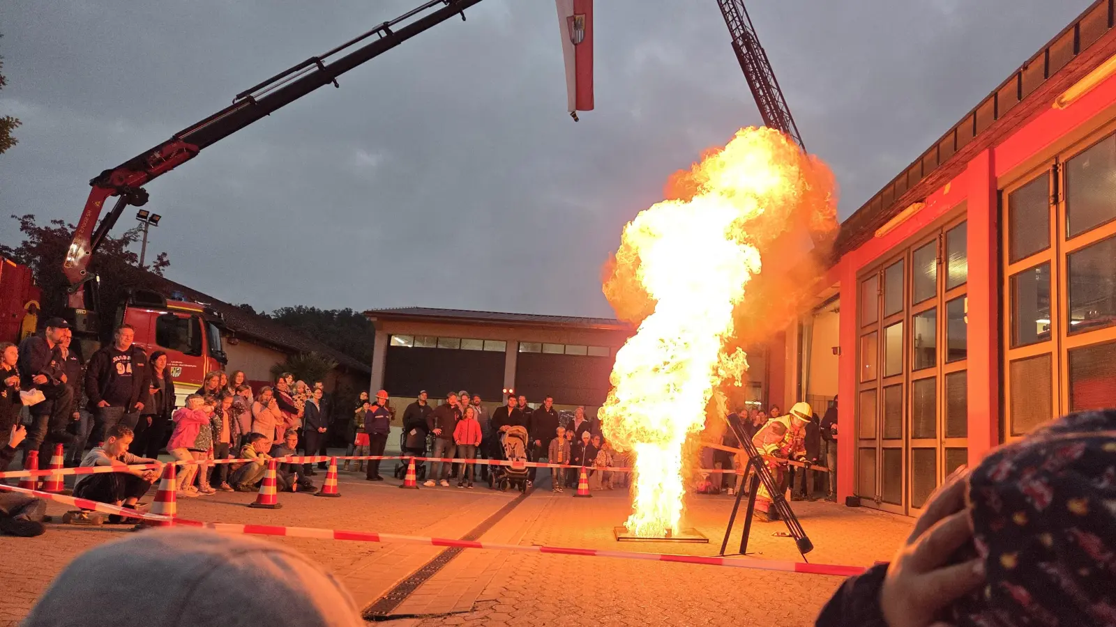 Eindrucksvolle Vorführung: Was passiert, wenn man brennendes Fett mit Wasser löscht, präsentierten auch die Scheinfelder Feuerwehrleute. (Foto: Rainer Weiskirchen)
