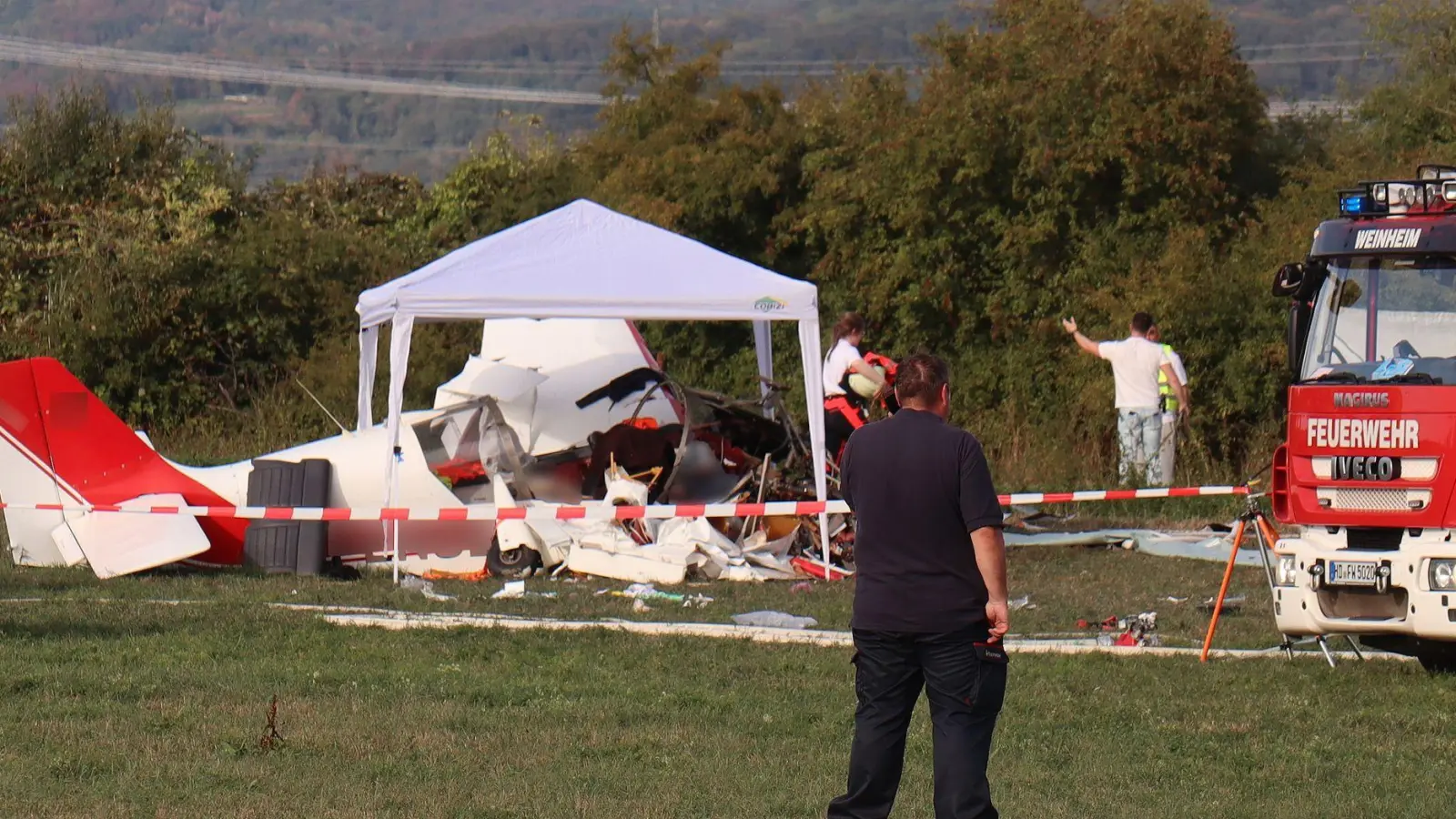 Bei dem Flugzeugabsturz im hessischen Viernheim sind zwei Männer gestorben, eine Frau und ein Kleinkind wurden schwerst verletzt. (Foto: Rene Priebe/PR-Video/dpa)