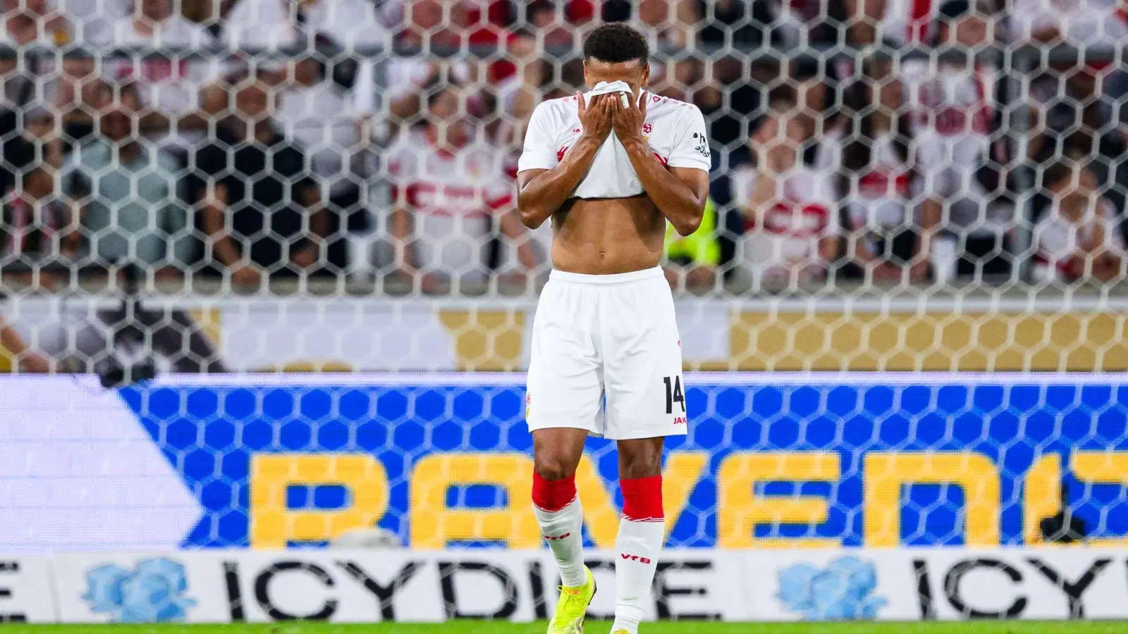 Luca Jaquez hat sich im Spiel gegen Union Berlin eine Verletzung im Gesicht zugezogen.  (Foto: Tom Weller/dpa)