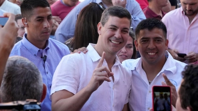 Selfie mit dem Präsidentschaftskandidaten Santiago Peña (M) in einem Wahllokal in Asunción. (Foto: Jorge Saenz/AP/dpa)