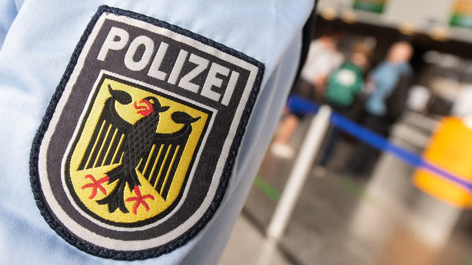 Bei der Einreisekontrolle fiel der Haftbefehl auf. (Symbolbild) (Foto: Boris Roessler/dpa)