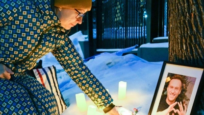 Auch im kanadischen Montreal gedenken Menschen dem verstorbenen Nawalny. (Foto: Graham Hughes/The Canadian Press via AP/dpa)