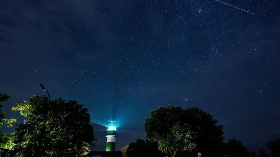 Die Sternschnuppen der Perseiden sind in der ersten Augusthälfte teils im Minutentakt am Nachthimmel zu sehen. (Foto: Axel Heimken/dpa)