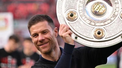28 Siege und sechs Unentschieden: Leverkusen-Trainer Xabi Alonso jubelt mit der Meisterschale. (Foto: Marius Becker/dpa)