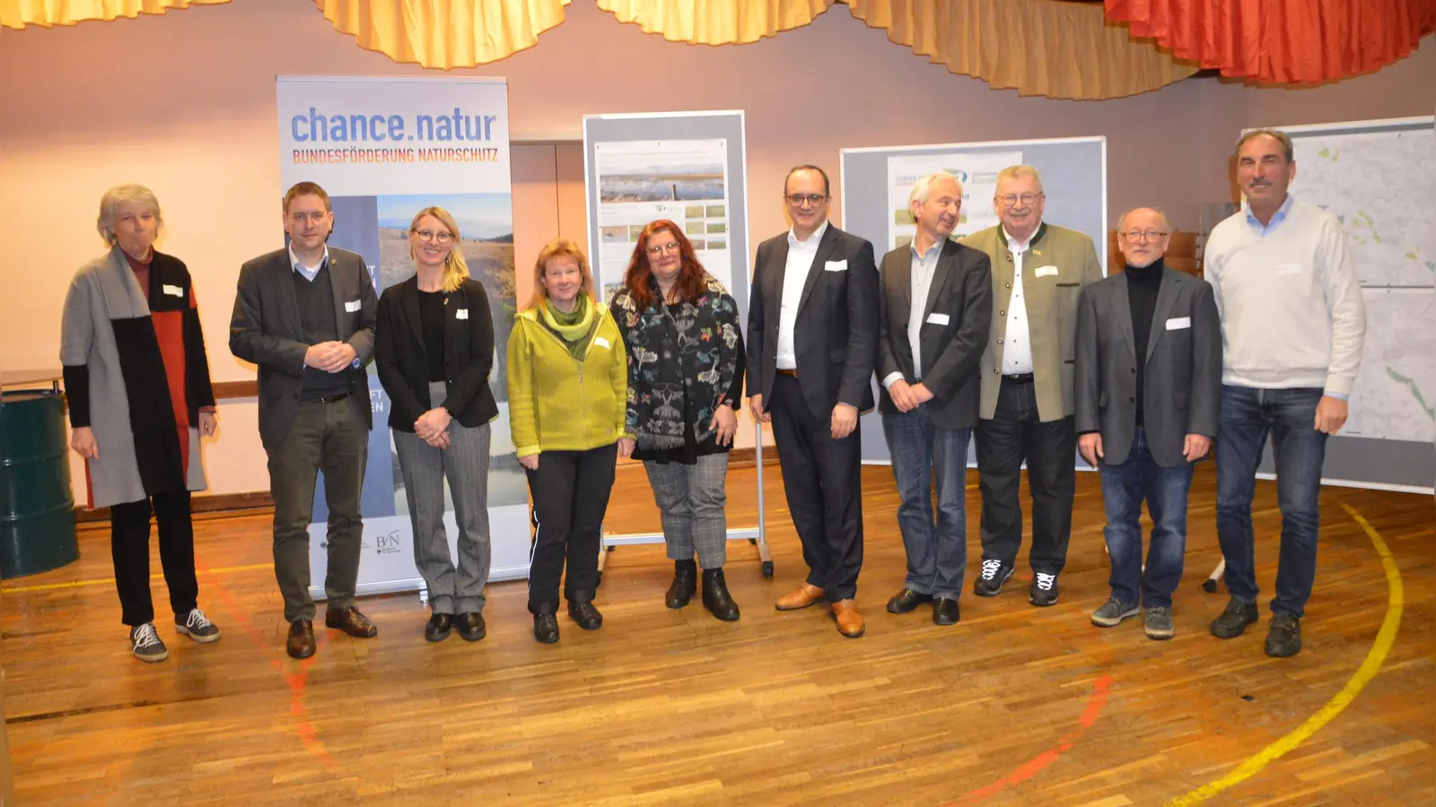 Träger, Zuschussgeber und Akteure des Wiesenbrüterprojekts nahmen an einer Konferenz zum Abschluss der ersten Projektphase in Ornbau teil. Unter ihnen (von links) Dr. Angelika Meschede (PAN Planungsbüro München), Ansbachs Landrat Dr. Jürgen Ludwig, Verena Auernhammer (LBV), Angelika Balzert (Bundesumweltministerium), Annette Hagius (Bundesamt für Naturschutz), Manuel Westphal, Landrat in Weißenburg-Gunzenhausen, Wolfram Güthler (Bayerisches Umweltministerium), Gerhard Wägemann (Vorsitzender des LPV Mittelfranken), Projektleiter Dietmar Herold und Klaus Fackler (LPV). (Foto: Peter Tippl)