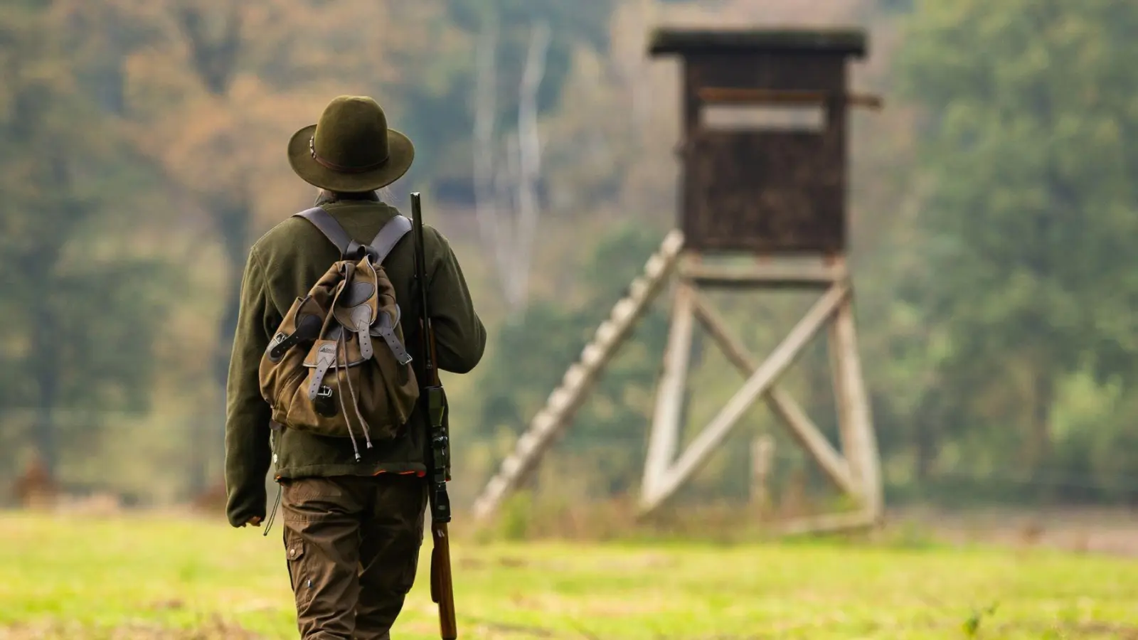 Ein Hochsitz in Lehrberg wurde in Brand gesetzt. Jäger brachten es zur Anzeige. (Foto: Philipp Schulze/dpa)