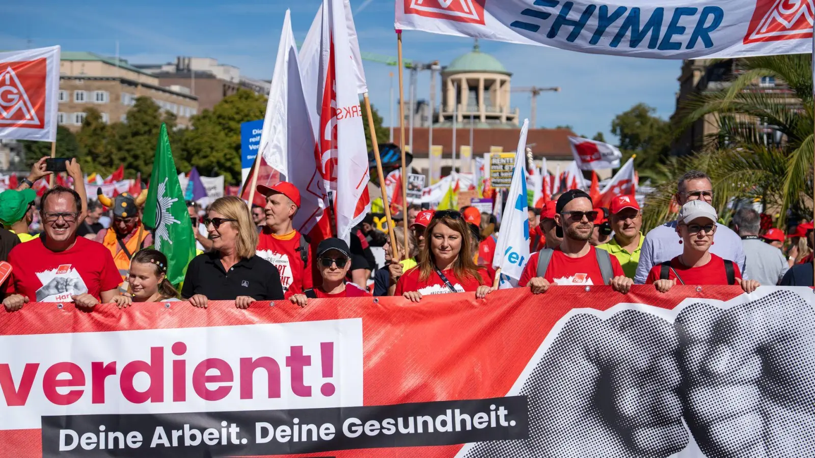 Wie hier in Stuttgart demonstrierten bundesweit Zehntausende für einen starken Sozialstaat.  (Foto: Enrique Kaczor/dpa)
